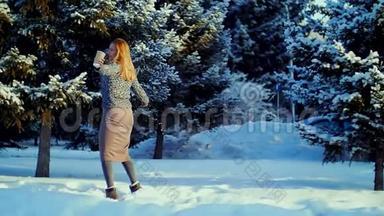 快乐的年轻女人玩雪